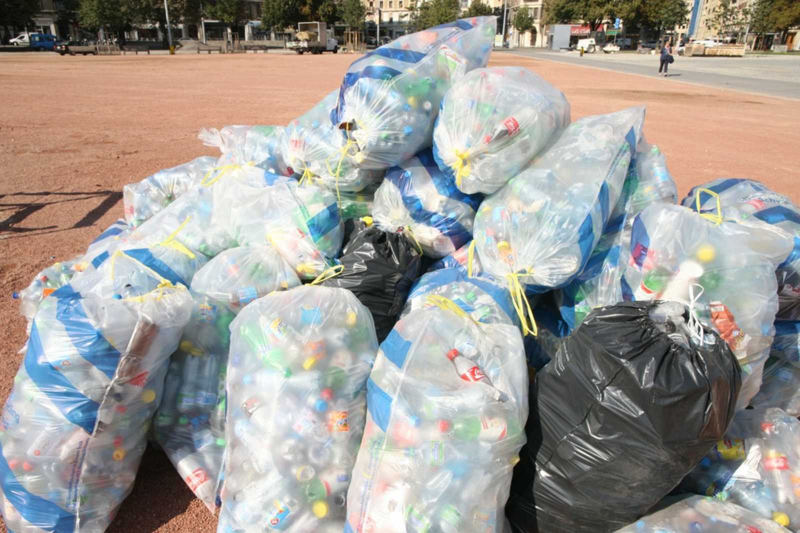 plastikowe butelki w workach na śmieci